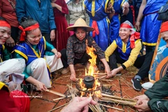 Concurso de cocción de arroz en aldea de Thi Cam
