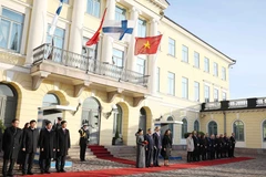 El presidente de Finlandia, Alexander Stubb, y su esposa ofrecen la ceremonia oficial de bienvenida al secretario general To Lam. Foto: VNA