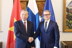 El secretario general del Partido Comunista de Vietnam, To Lam, y el primer ministro de Finlandia, Petteri Orpo (Fuente: VNA)
