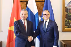 El secretario general del Partido Comunista de Vietnam, To Lam, y el primer ministro de Finlandia, Petteri Orpo (Fuente: VNA)