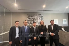 El embajador Pham Hung Tam y el presidente de la ciudad de Hue, Nguyen Van Phuong, trabajaron con el ministro de Artes y Patrimonio de Tasmania. Foto: VNA