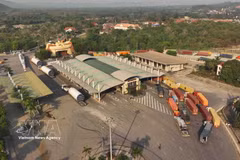 Actividades de importación y exportación en el puesto fronterizo internacional de Lao Bao, provincia de Quang Tri. Foto: VNA