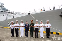 Ceremonia de bienvenida a la delegación de la Armada Popular de Vietnam y al buque 015-Tran Hung Dao a su llegada al puerto naval de Xinzhou (Fuente: qdnd.vn)