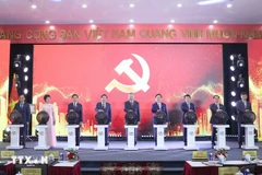 El secretario general del Partido Comunista de Vietnam, To Lam, y los delegados ofician la ceremonia de lanzamiento de la página informativa del XIV Congreso Nacional del Partido de la Agencia vietnamita de Noticias (Foto:VNA)