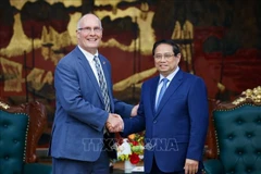El primer ministro vietnamita, Pham Minh Chinh, recibe a John Moolenaar, congresista por Michigan (Fuente: VNA)