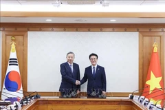 El secretario general del Partido Comunista de Vietnam, To Lam (izquierda) y el primer ministro de Corea del Sur, Kim Min Seok. (Foto: VNA)