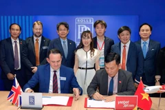 En la ceremonia de firma (Fuente: VNA)
