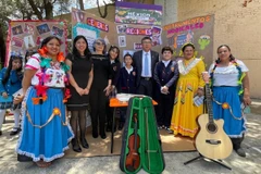 El embajador Nguyen Van Hai visita la Escuela Primaria República Socialista de Vietnam en México (Fuente; VNA)