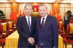 El secretario general To Lam (derecha) ofrece una recepción a Zhao Leji, miembro del Comité Permanente del Buró Político del Comité Central del PCCh y presidente del Comité Permanente de la Asamblea Popular Nacional de China (Fuente: VNA)
