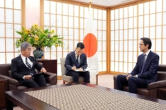 En el encuentro entre el embajador Do Hung Viet y ministro de Relaciones Exteriores de Japón, Iwaya Takeshi (Fuente: VNA)