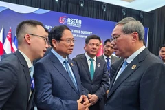 El primer ministro de Vietnam, Pham Minh Chinh (centro), se reúne con su homólogo chino, Li Qiang (derecha) (Fuente: VNA)