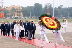 El presidente de la Cámara de Representantes de Jordania, Mazen Turki El Qadi, acompañado por una delegación de alto nivel, rinde homenaje al Presidente Ho Chi Minh en su Mausoleo (Fuente: VNA)