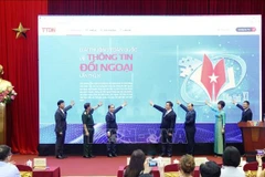 Los delegados realizan la ceremonia de lanzamiento del sitio web oficial del XI Premio Nacional de Información al exterior, el 12 de junio de 2025. Foto: VNA