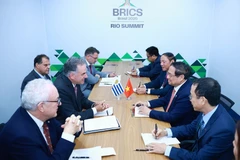 El primer ministro Pham Minh Chinh con el presidente uruguayo Yamandú Orsi durante su reunión en la Cumbre Ampliada del BRICS el 7 de julio de 2025. Foto: VNA