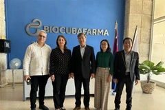 En la reunión entre el embajador de Vietnam en Cuba, Le Quang Long (centro) y representantes del Grupo de las Industrias Biotecnológicas y Farmacéuticas BioCubaFarma (Fuente: VNA)