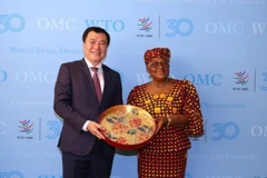 El viceministro de Industria y Comercio, Nguyen Sinh Nhat Tan y la directora general de la OMC, Ngozi Okonjo-Iweala (Fuente: VNA)