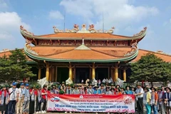 Una delegación de más de 100 vietnamitas residentes en el extranjero, procedentes de 25 países y territorios, visitó el distrito de Cu Chi (Fuente: VNA)