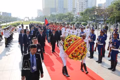 El miembro del Buró Político y permanente del Secretariado del Comité Central del Partido Comunista de Vietnam, Tran Cam Tu, deposita ofrendas florales en el Memorial del difunto Rey Norodom Sihanouk (Fuente: VNA)