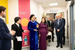 Ngo Phuong Ly, esposa del secretario general del Partido Comunista de Vietnam (PCV), To Lam, visita el Hospital Infantil Evelina de Londres (Fuente: VNA)
