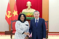 El secretario general del Partido Comunista de Vietnam, To Lam, recibe a la primera vicesecretaria general del Congreso Nacional Africano (ANC) de Sudáfrica, Nomvula Mokonyane (Fuente: VNA)