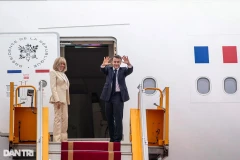 El presidente francés, Emmanuel Macron, y su esposa, Brigitte Macron, parten de Hanoi (Fuente: VNA)