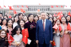 Representantes de la comunidad vietnamita y estudiantes en China dieron la bienvenida al secretario general y presidente To Lam y a su esposa en el aeropuerto internacional en Beijing. Foto: VNA