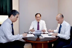 El viceprimer ministro y canciller, Bui Thanh Son (centro), mantiene una conversación telefónica con el ministro de Asuntos Exteriores de Corea del Sur, Cho Hyun, el 6 de agosto. (Foto: VNA)