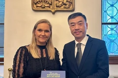 La presidenta del Grupo de Parlamentarios de Amistad República Checa – Vietnam, Petra Quittova, y el embajador vietnamita Duong Hoai Nam (Fuente: VNA)