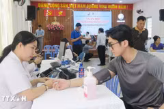 Los residentes del barrio de Binh Quoi reciben chequeos médicos gratuitos. (Foto: VNA)