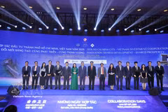 Los delegados posan para una foto conmemorativa tras la ceremonia de anuncio de la cooperación y el intercambio de cartas de propuesta. Foto: VNA