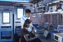 Tran Dang Bao An con un colega del Laboratorio Nacional de Física del Reino Unido (NPL). Foto: VNA