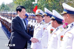 El presidente vietnamita, Luong Cuong, visitó y extendió saludos por el Tet a las fuerzas armadas estacionadas en Phu Quoc (Fuente: VNA)