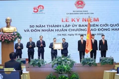 El primer ministro Pham Minh Chinh entrega la Orden de Trabajo de Primera Clase al Comité Nacional de Fronteras. Foto: VNA.