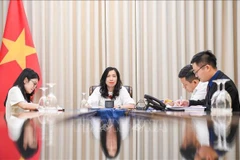 La viceministra de Relaciones Exteriores de Vietnam, Le Thi Thu Hang, sostiene una conversación telefónica con su homólogo de Kirguistán, Meder Abakirov (Fuente: VNA)