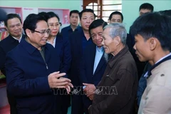 El primer ministro Pham Minh Chinh visita un hogar en el marco del programa para eliminar viviendas temporales y deterioradas en el distrito de Mo Duc, provincia de Quang Ngai. (Fuente:VNA)