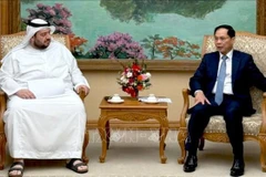 El vicepremier de Vietnam Bui Thanh Son (derecha) y el ministro de Inversiones de los EAU, Mohamed Alsuwaidi (Fuente: VNA)