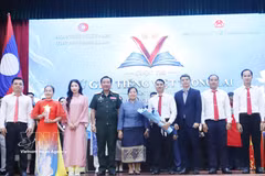 Representantes de la Embajada de Vietnam en Laos y del Ministerio de Defensa de Laos entregan el premio del tercer lugar al equipo ganador de la competencia. Foto: VNA