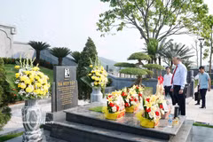El secretario general del PCV y presidente de Vietnam,To Lam, rinde homenaje al secretario general Ha Huy Tap. Foto: VNA.