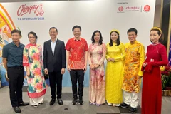 Durante su participación en el tradicional Festival Chingay Parade 2025 en Singapur, Thu Hang (cuarta de derecha) se reúne con los dirigentes singapurenses (Fuente: VNA)