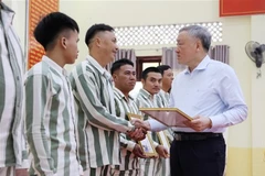 El viceprimer ministro permanente, Nguyen Hoa Binh, entrega certificados de amnistía a presos que cumplen los requisitos (Foto: VNA)