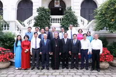 ELa delegación del Frente de la Patria de Vietnam (FPV) visita a la Arquidiócesis de Ciudad Ho Chi Minh con motivo de la Navidad y el Año Nuevo 2024 (Fuente: VNA)