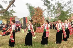 Jóvenes del pueblo Thai en la provincia de Son La bailan danzas tradicionales en el Festival Het Cha. Foto: VNA