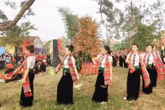 Jóvenes del pueblo Thai en la provincia de Son La bailan danzas tradicionales en el Festival Het Cha. Foto: VNA