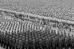 Momentos del desfile militar de 1975 para celebrar la fundación de Vietnam 