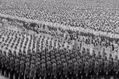 Momentos del desfile militar de 1975 para celebrar la fundación de Vietnam 
