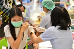 La gente se vacuna contra la gripe en Tailandia. (Fuente: Xinhua/VNA)