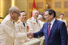El primer ministro Pham Minh Chinh en el encuentro con la delegación de la Policía enviada al frente del Sur (Fuente: VNA)