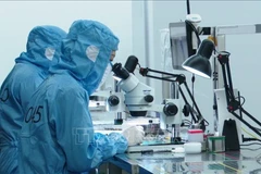 Fabricación de cámaras en la empresa Sunny Opotech Vietnam en el Parque Industrial Yen Binh. (Foto: VNA)