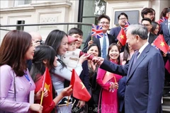 La comunidad vietnamita en el Reino Unido se despiden del secretario general del Partido Comunista de Vietnam, To Lam, y su esposa. (Fuente: VNA)