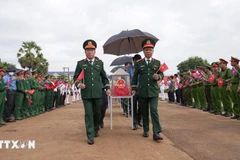 Recepción de los restos de los mártires en el paso fronterizo camboyano de Bavet hasta el paso fronterizo internacional de Xa Mat, provincia de Tay Ninh. (Foto: VNA)